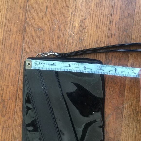✨🎁✨ Black patent hand clutch - Picture 3 of 5